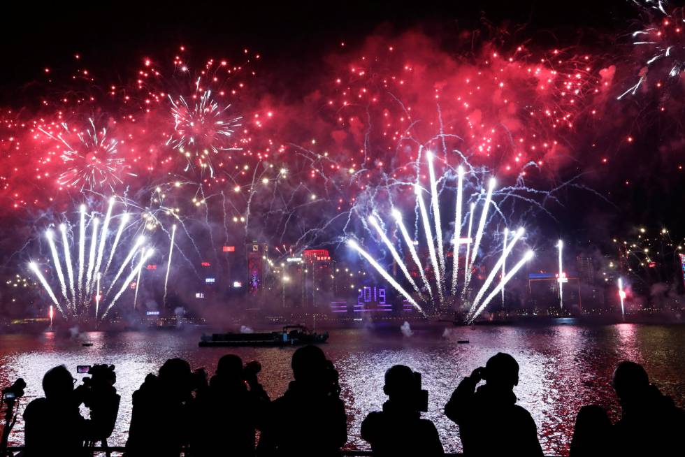 Fuegos artificiales sobre el Puerto Victoria y el Centro de Convenciones de Hong Kong para recibir el 2019.