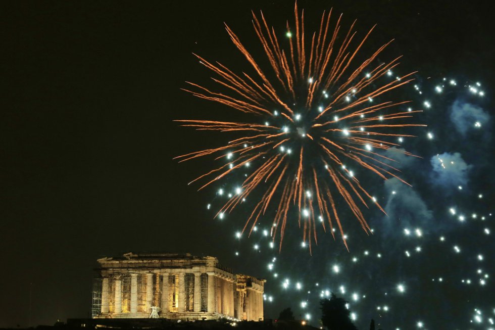 El PartenÃ³n en Grecia se ilumina en los primeros minutos del 1 de enero de 2019. 