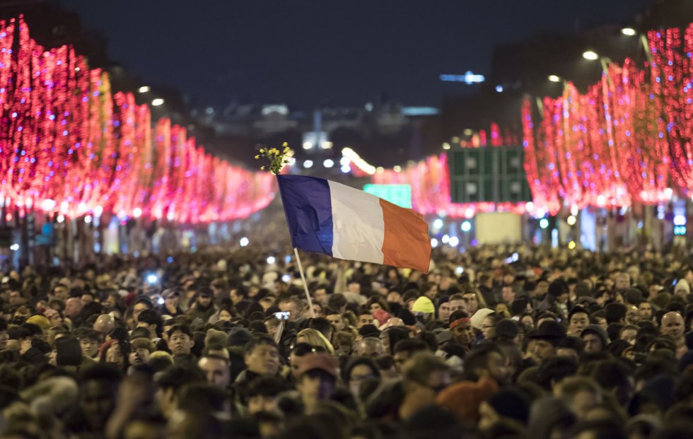 Una larga fila de personas festejaron en los Campos ElÃ­seos (Francia).