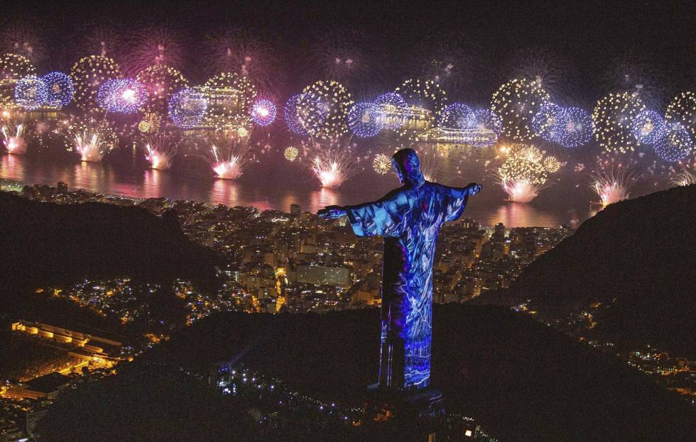 Miles de cariocas y turistas celebran en la playa de Copacabana.