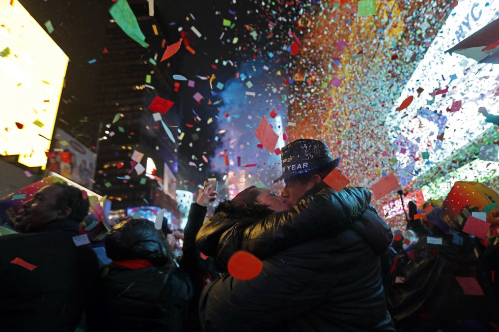 Joey y Claudia, una pareja de California, se besa durante la celebraciÃ³n del AÃ±o Nueva en Times Square de Nueva York.