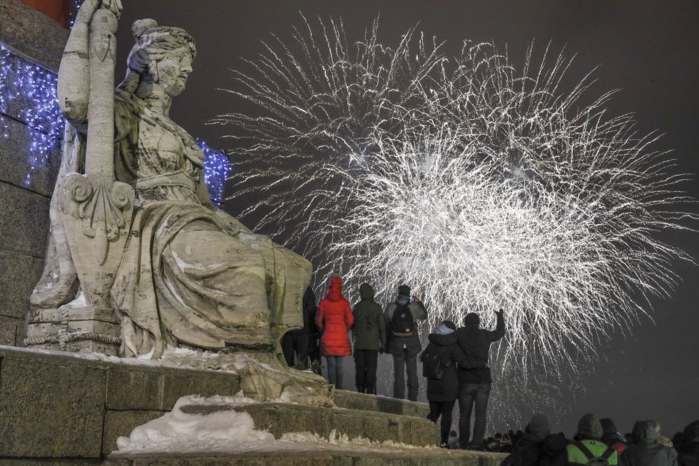 Fuegos artificiales iluminan el cielo de San Petersburgo (Rusia) durante la celebraciÃ³n del AÃ±o Nuevo.