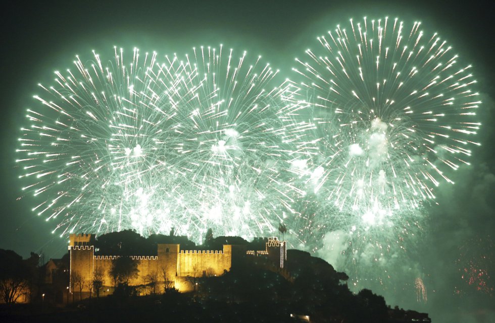 El castillo de San Jorge de Lisboa con los fuegos artificiales al fondo, durante los primeros minutos del AÃ±o Nuevo.