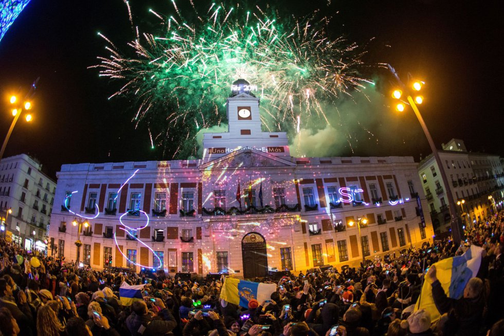 Miles de personas se reÃºnen en la Puerta del Sol en Madrid (EspaÃ±a), para escuchar por primera vez en la historia las campanadas de Noche Vieja para las Islas Canarias.