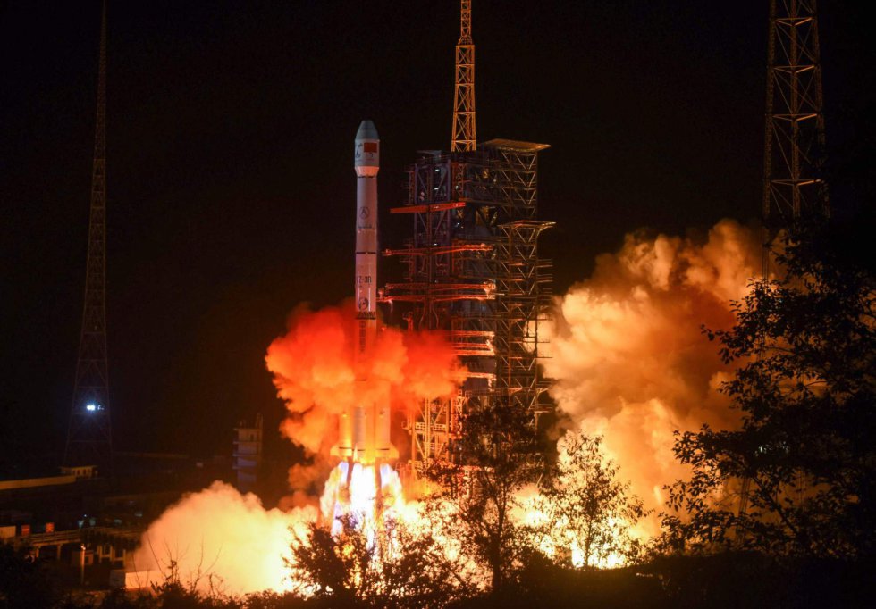 La nave china ha completado así un nuevo hito de la exploración espacial, que esta semana se ha asistido a otros dos logros. La sonda 'Osiris-Rex' de la NASA descendió hasta el asteroide Bennu y lo orbitó a apenas un kilómetro y medio de la superficie. En la imagen, el cohete 'Long March 3B', que transporta la nave 'Chang'e-4', despegando en el centro de lanzamiento de Xichang, el 8 de diciembre.
