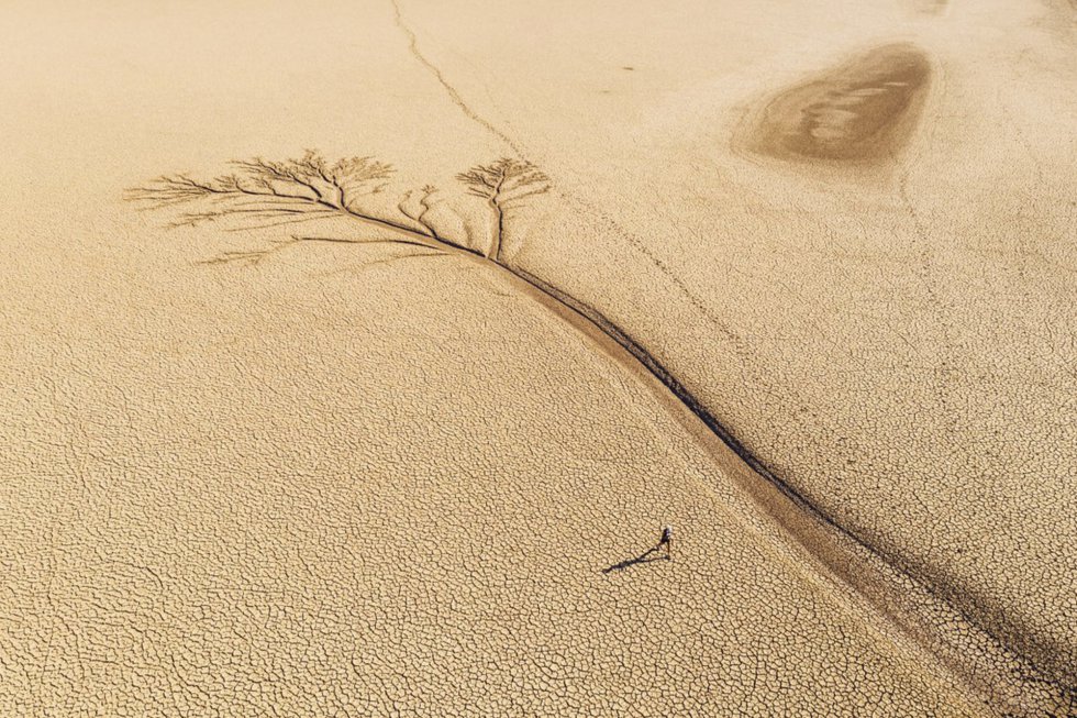 La activista australiana Mina Guli cruza el embalse seco de Leeu Gamka (Sudáfrica el último día del año pasado. Guli intenta concienciar al mundo sobre la creciente escasez de agua corriendo 100 maratones en 100 días.