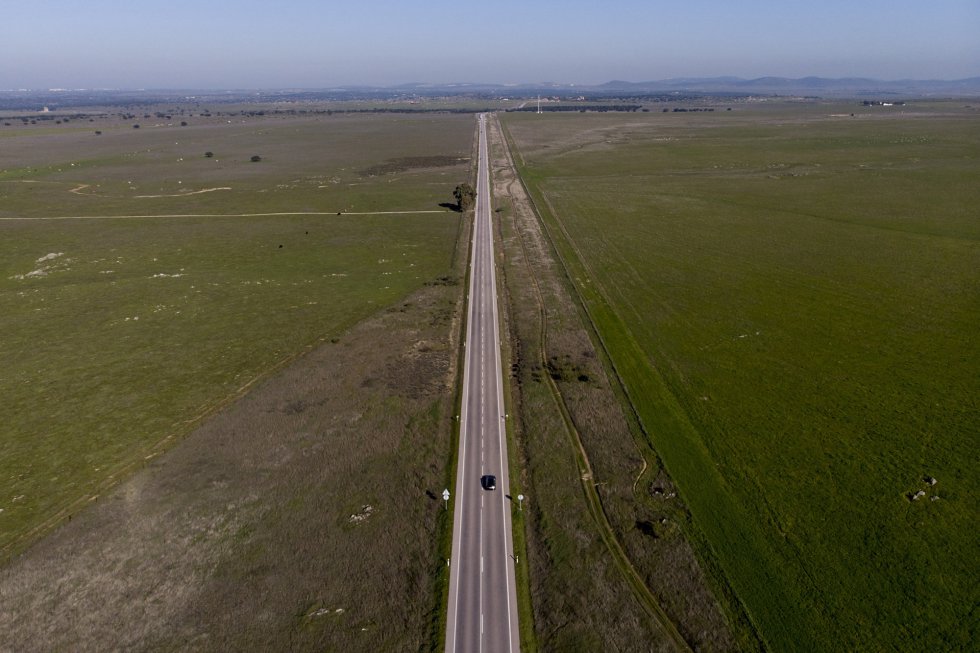 El Talgo Madrid-Badajoz volvió a circular en marzo de 2018 tras ocho años en los que solo cubrían este recorrido trenes de media distancia con muchas paradas intermedias. Circula una vez al día por sentido y sin parar en Plasencia, con lo que el norte de la región se ve privado del tren más rápido. En la imagen, carretera nacional EX-100 que une Cáceres y Badajoz.