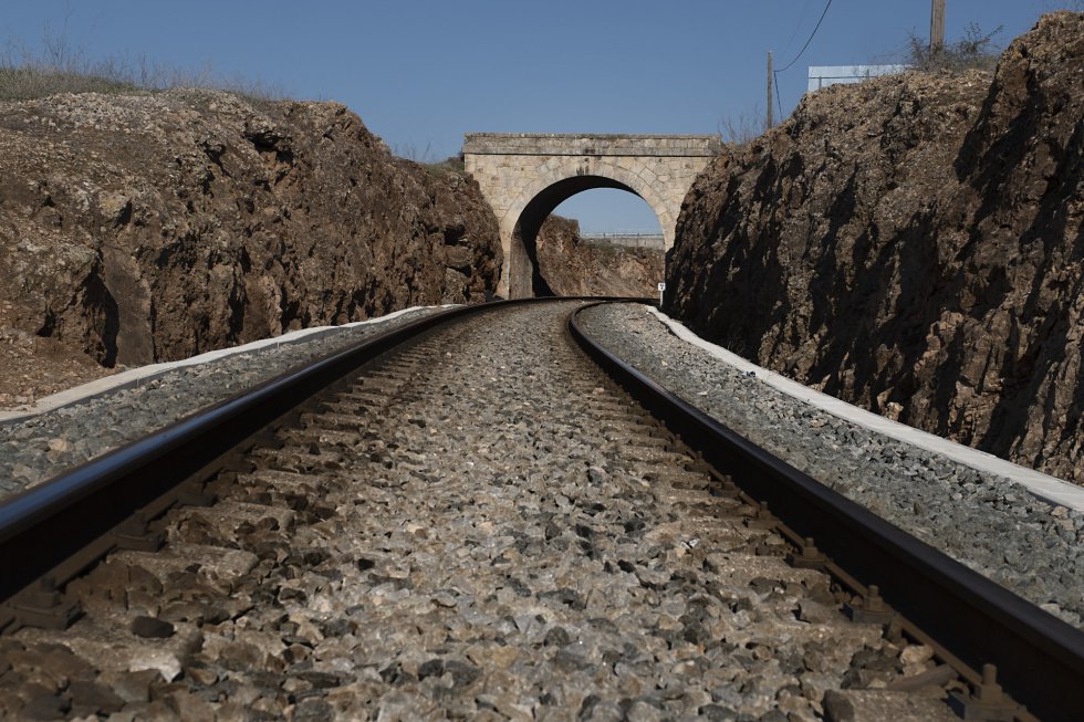 Con la llegada del nuevo Gobierno se ha instalado un punto de asistencia técnica de trenes en Badajoz y se han sustituido cinco de los 11 ferrocarriles que circulan por los 725 kilómetros de vías extremeñas. En la imagen, un tren circula por la vía ferroviaria que une Cáceres y Badajoz.