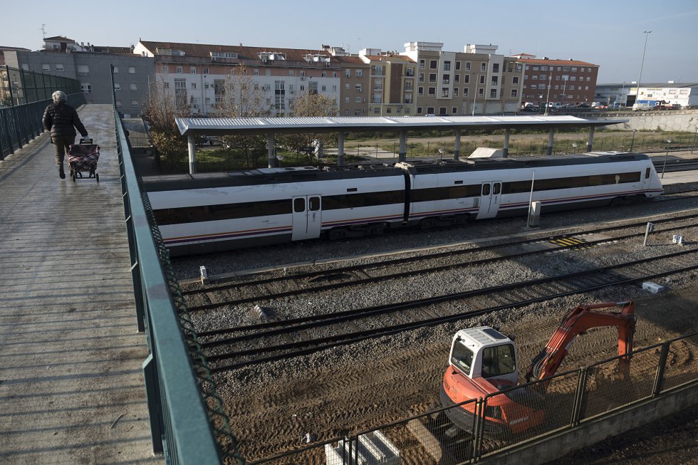 Algunos de los incumplimientos más destacables son el montaje de vía entre Plasencia y Cáceres previsto hace dos años y que nunca se llegó a licitar o el estudio informativo entre Madrid y Oropesa, en el que caducó la declaración de impacto ambiental formulada: documento imprescindible para su construcción. En la imagen, un tren en el andén de la estación de ferrocarril de Badajoz.