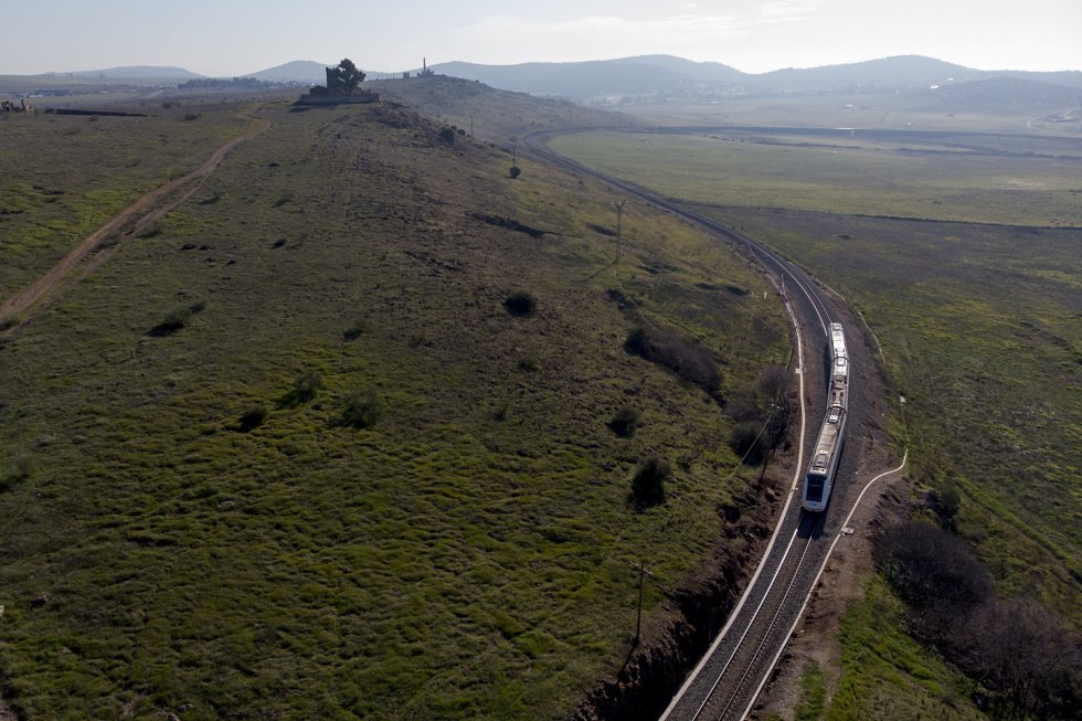 Los extremeños tendrán que esperar al menos seis años más para subirse a la alta velocidad y ver reducido el tiempo del trayecto a tres horas. Hoy se tardan cinco y media con una tarifa de 52 euros por billete, si llega puntual. El AVE Madrid-Valencia tiene un coste de 57,75. En la imagen, un tren circula por la vía ferroviaria que une Cáceres y Badajoz.