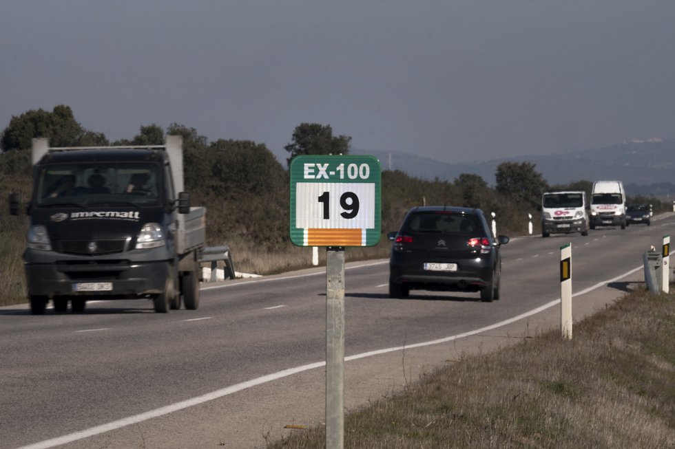 La inversión en la conservación de sus carreteras cayó un 57% entre 2012 y 2017 con respecto a 2008 y 2011, según el informe. La N-435 (Badajoz-Huelva) y la N-432 (Badajoz-Granada) concentran dos de los tramos con mayor riesgo de accidente del país. En la imagen, punto kilométrico 19 de la carretera nacional EX-100 que une Cáceres y Badajoz.