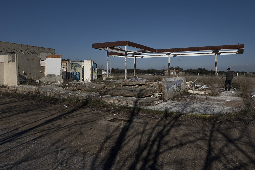 Antigua estación de servicio abandonada en el kilómetro 71,5 de la carretera nacional EX-100 que une Cáceres y Badajoz.