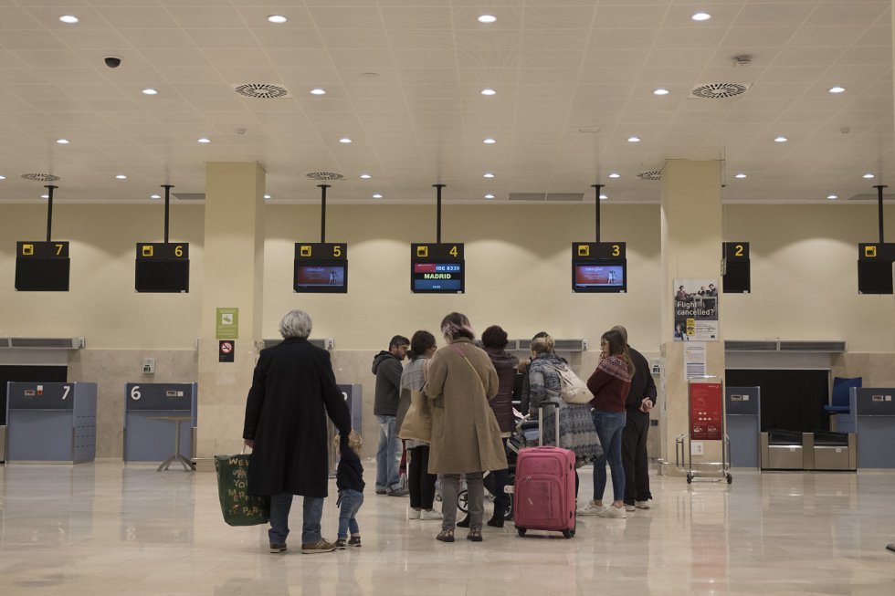 La conexión aérea se centra en el aeropuerto de Badajoz. Lejos queda el famoso “aeropuerto internacional de Extremadura” que se proyectó en una zona de pastizales a 17 kilómetros de Cáceres en 2008. “No es un fin”, dijo por entonces el presidente Vara, “sino un medio para lograr que nos planteemos cuestiones como duplicar el número de turistas”. El estudio de viabilidad contemplaba 1,1 millones de viajeros en 2020, de los cuales 758.000 serían extranjeros. La fecha de inauguración estaba prevista para 2012. Hoy está descartado. En la imagen, varios pasajeros hacen cola en los mostradores de control de equipajes del aeropuerto de Badajoz antes de coger uno de los vos vuelos a Madrid.