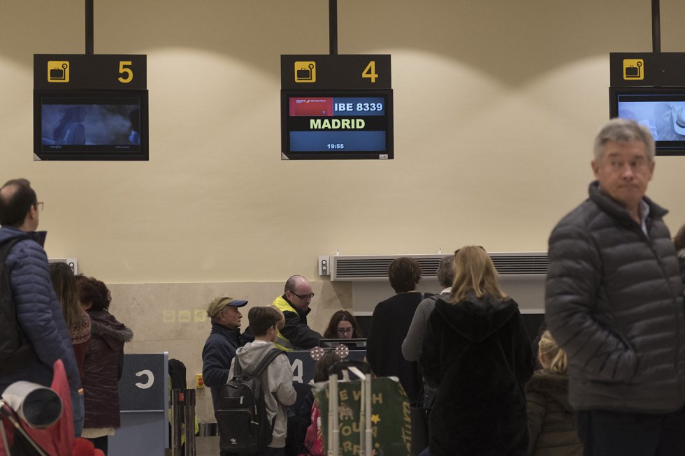 La base aérea de la región se comparte con el Ejército en Talavera la Real, a 20 kilómetros de la capital pacense. Este aeropuerto solo tiene a Madrid y Barcelona como destinos. El billete cuesta entre 90 y 110 euros por trayecto, gracias a un acuerdo firmado por la Junta y la aerolínea AirNostrum el pasado noviembre. El coste anual es de 3,5 millones de euros hasta 2021. El aeropuerto tuvo 6.918 pasajeros en el mes de noviembre; el doble que en el mismo mes de 2017. En la imagen, varios pasajeros hacen cola en los mostradores de control de equipajes del aeropuerto de Badajoz.