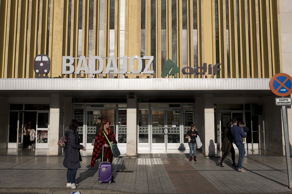 Los modelos de tren de media distancia 598—de más de 15 años antigüedad y con mayor número de incidencias—, por los 599, más nuevos y con mejores prestaciones.“Si desde enero de 2018 se venía produciendo una incidencia cada 2.000 kilómetros, en diciembre se produce cada 6.000”, aseguran en Renfe, que garantizan que antes de mayo se sustituirán los seis trenes de la serie 598 restantes. En la imagen, varios pasajeros en la puerta de la estación de ferrocarril de Badajoz.