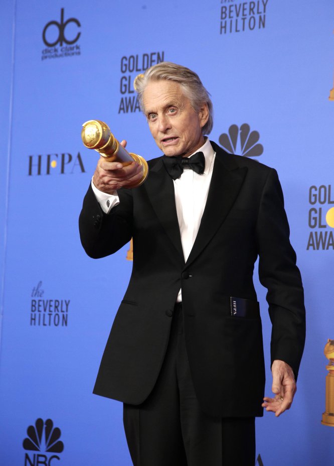 Michael Douglas señala a los medios gráficos congreados en el 'photocall' después de recibir el premio a Mejor actor de serie de comedia o musical por 'El método Kominisky'.