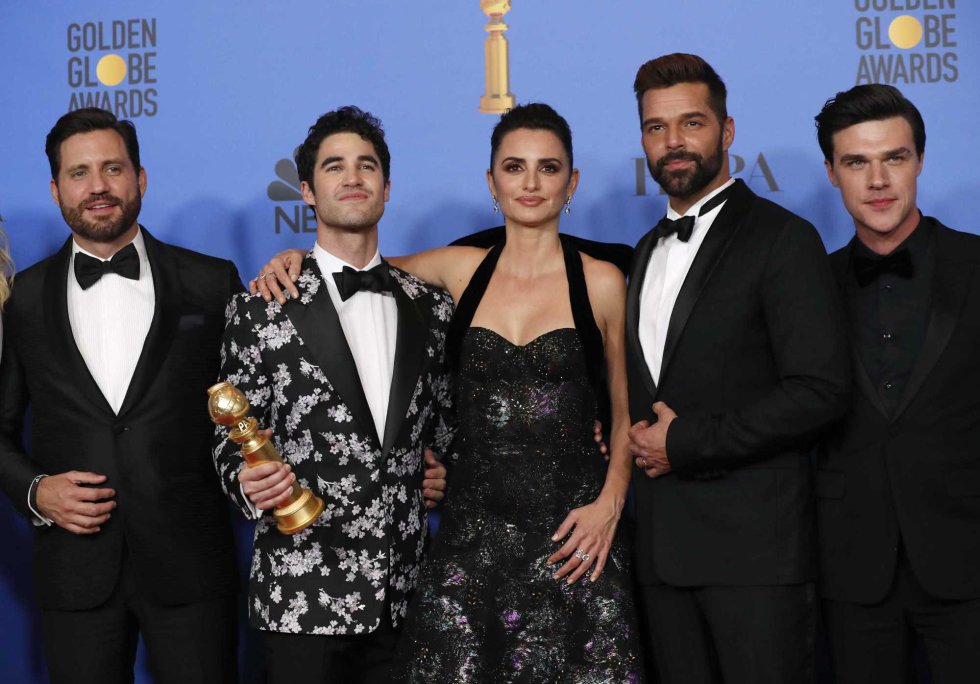 76th Golden Globe Awards - Photo Room - Beverly Hills, California, U.S., January 6, 2019 The cast and crew of "The Assassination of Gianni Versace: American Crime Story" pose backstage with their Best Television Limited Series or Motion Picture Made for Television award REUTERSMario AnzuonirnrnEl equipo de reparto de la serie 'American Crime Story: El asesinato de Gianni Versace'.