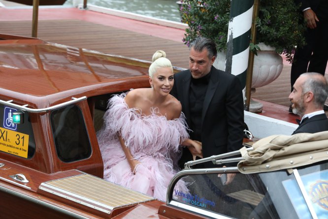 La fecha exacta de la boda entre Lady Gaga y Christian Carino queda aún por confirmarse, pero según un diario italiano, la pareja planea celebrar su matrimonio el próximo verano en uno de los lugares más iconicos de Venecia: el Gran Canal. La cantante, de 32 años, y el agente, de 50, confirmaron su compromiso en octubre pasado, y según diferentes medios, no escatimarán gastos para la ceremonia. El presupuesto base rondará los 5 millones de dólares (4,4 millones de euros) y contará con una temática: el viejo Hollywood.