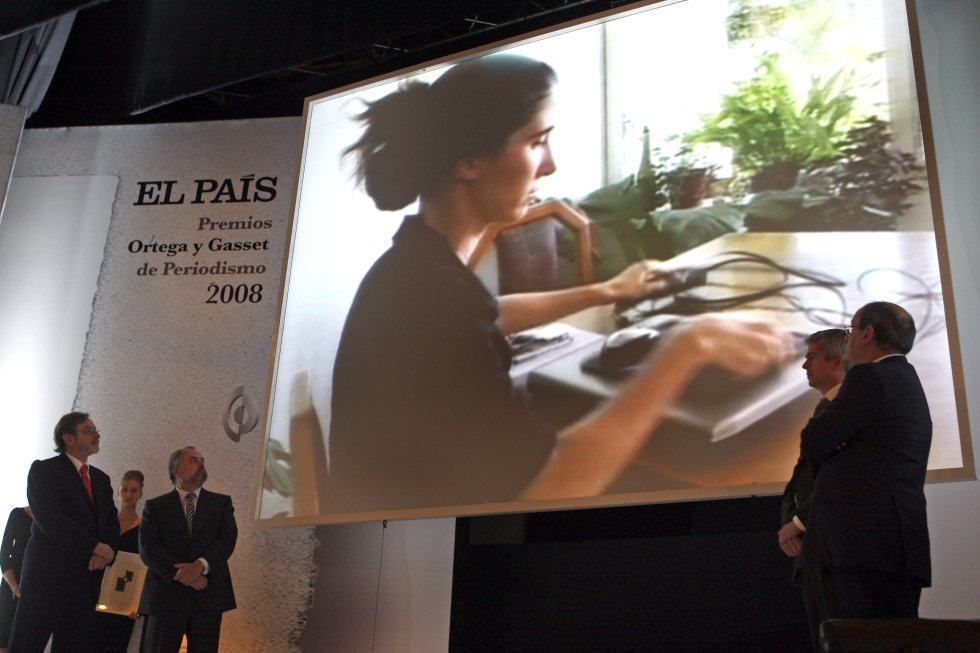 Entrega de premiso 2008 con el vídeo de la bloguera cubana premiada Yoani Sánchez. Ignacio Polanco y Juan Luis Cebrián contemplan un vÃdeo de la bloguera cubana premiada Yoani Sánchez.
