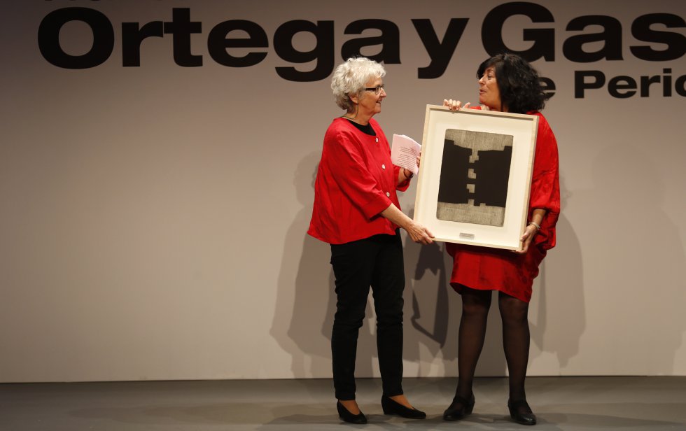La escritora Almudena Grandes entrega el premio Ortega y Gasset a Soledad Gallego-Díaz en 2018. Soledad Gallego-DÃaz (izquierda) recibe el galardón a la Trayectoria Profesional 2018 de manos de la escritora Almudena Grandes.
