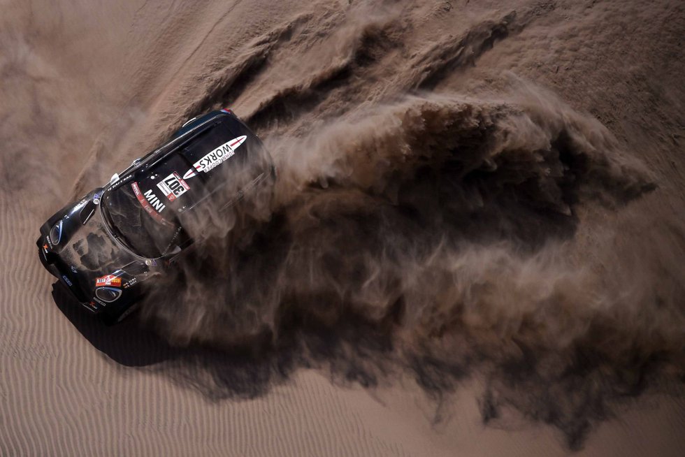 El piloto español de Mini, Nani Roma, junto a su copiloto Alexandre Haro Bravo, durante la Etapa 6 del Rally Dakar entre Arequipa y San Juan de Marcona (Perú), el 13 de enero de 2019.