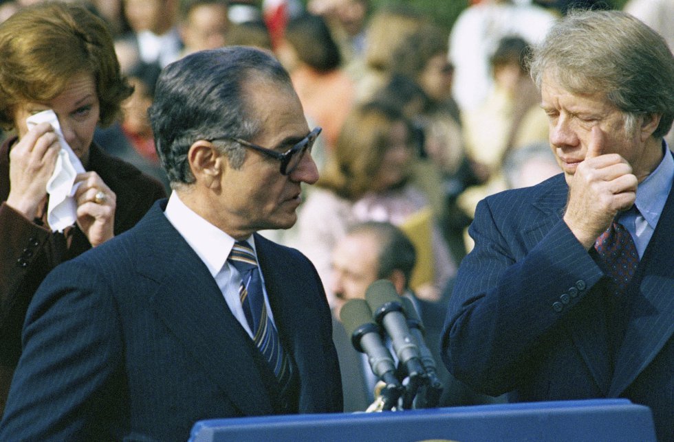 Las protestas acompañan al Sha incluso durante su visita a la Casa Blanca en noviembre de 1977. En la imagen puede verse al entonces presidente Jimmy Carter (derecha) y a su esposa, Rosalyn, secándose las lágrimas producidas por el gas que la policía ha lanzado contra los manifestantes que se quejan fuera de la recepción a Mohammad Reza (en el centro de la imagen). El apoyo de EEUU al Sha contribuirá al antiamericanismo que enarboló el nuevo régimen.