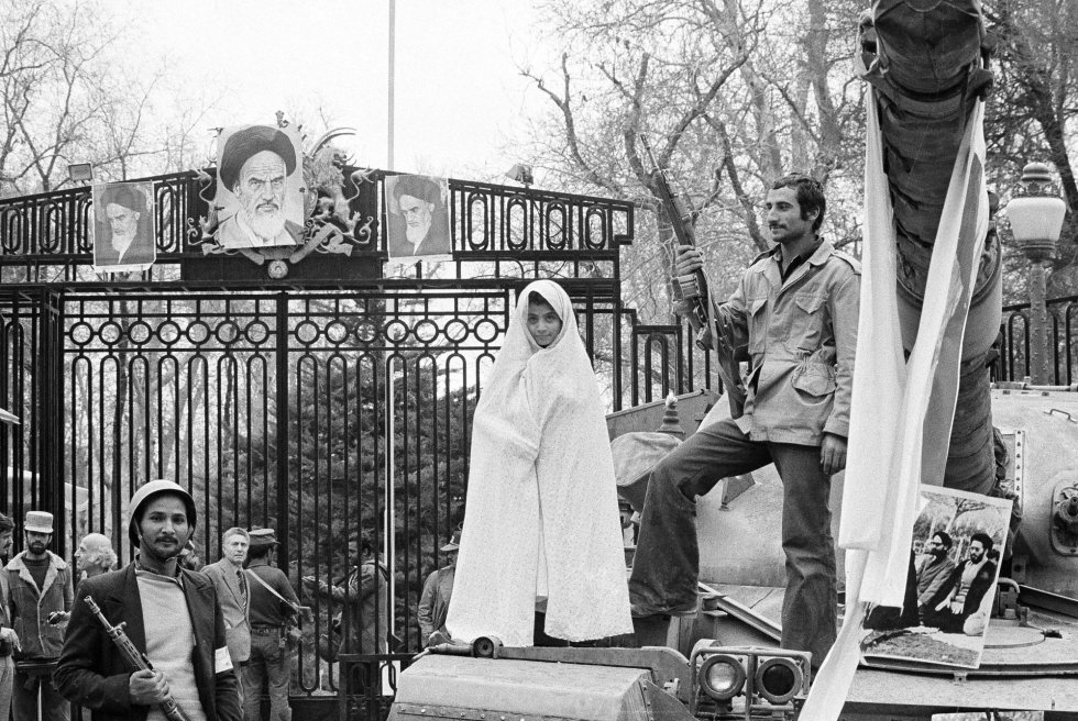 Esta imagen de una niña cubierta por el chador durante las revueltas de 1979 da pie para reflexionar sobre los cambios que la revolución trajo para las mujeres iraníes. Desde Occidente siempre se ha denunciado la imposición del velo islámico que el régimen les impuso a partir de 1981. También las feministas iraníes critican la obligatoriedad y en los últimos años han pagado con la cárcel su activismo en contra. Al mismo tiempo, las más veteranas reconocen que la medida permitió que muchas familias tradicionales aceptaran que sus hijas se educaran y fueran a la universidad. Hoy el velo se ha convertido en un símbolo del sistema lo que hace difícil un cambio al respecto.