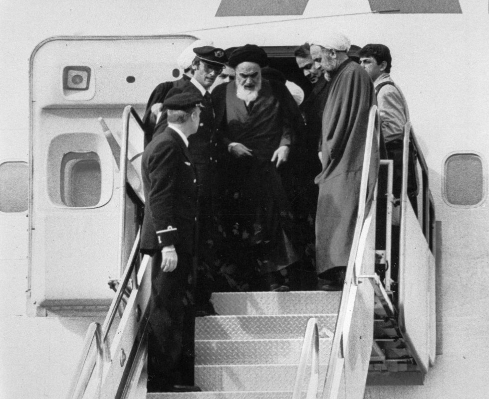 El ayatolá Jomeini llega al aeropuerto de Teherán en un avión de Air France el 1 de febrero de 1979. Quien iba a convertirse en líder supremo de la revolución islámica dijo sin embargo no haber sentido nada especial al pisar suelo iraní tras 14 años en el exilio. Quienes sí sintieron su presencia fueron los cientos de miles de seguidores que se lanzaron a las calles de Teherán para darle la bienvenida.