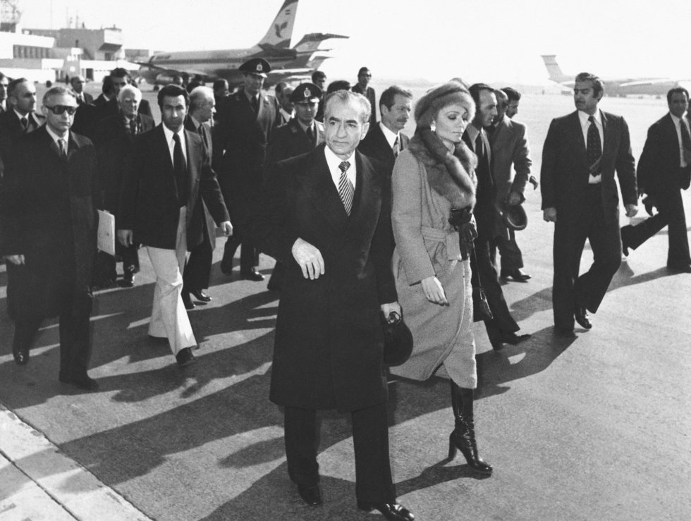 El Sha Mohammad Reza y su esposa, la emperatriz Farah, caminan hacia el avión que les sacará de Irán el 16 de enero de 1979. La presión de la calle ha logrado echarlos, aunque en ese momento tal vez no sean conscientes de que no van a volver nunca más. Su exilio abrió las puertas al regreso de Jomeini y la implantación de un régimen islámico que secuestró las aspiraciones de buena parte de quienes habían apoyado la revolución.