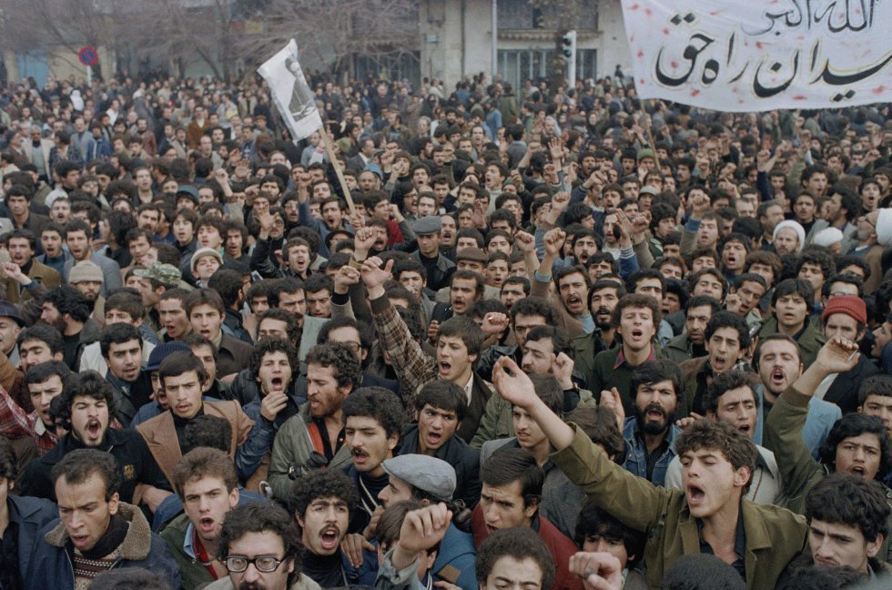 Han sido meses de protestas contra las políticas del Sha, como esta de octubre de 1978. El descontento fomentó una alianza tan improbable como poderosa de islamistas radicales opuestos al quietismo del clero tradicional, universitarios de izquierda inspirados por el anticolonialismo que sacudía el mundo, obreros, republicanos, liberales y laicos.