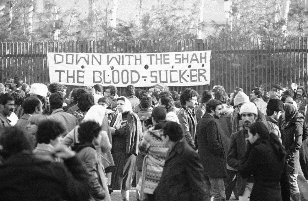 Una pancarta a la entrada de la Universidad de Teherán, en el centro de la capital iraní, denuncia al Sha como un "chupasangres", el 13 de enero de 1978, apenas tres días antes de su salida del país. Los estudiantes, sobre todo de izquierdas, fueron uno de los pilares de la sublevación contra la monarquía. Muchos acabarían ejecutados o purgados por el mismo régimen que ayudaron a levantar.