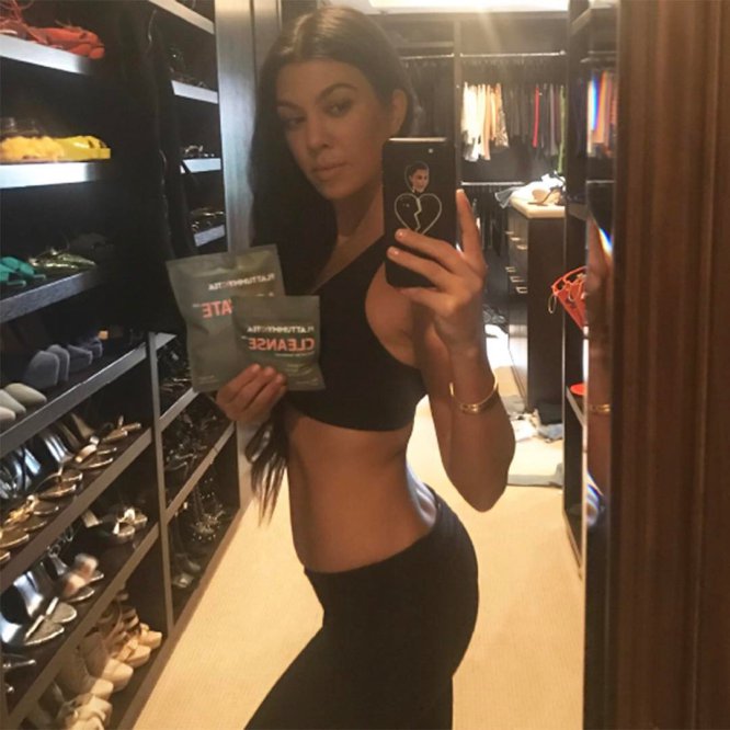 Kourtney Kardashian, en su intento por promocionar algún producto en sus redes sociales, ha abierto la puerta de su armario a sus seguidores, quienes han podido constatar que la estrella de telerrealidad tiene un vestidor con isla incluida.