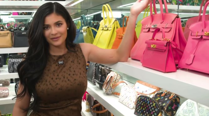 Kylie Jenner mantiene de forma ordenada todos sus bolsos de diseñador en una habitación especialmente diseñada para ello. La mayor parte de los artículos están ordenados por marca y color, incluido el pequeño bolso rosa Birkin que está guardando para su hija Stormi.