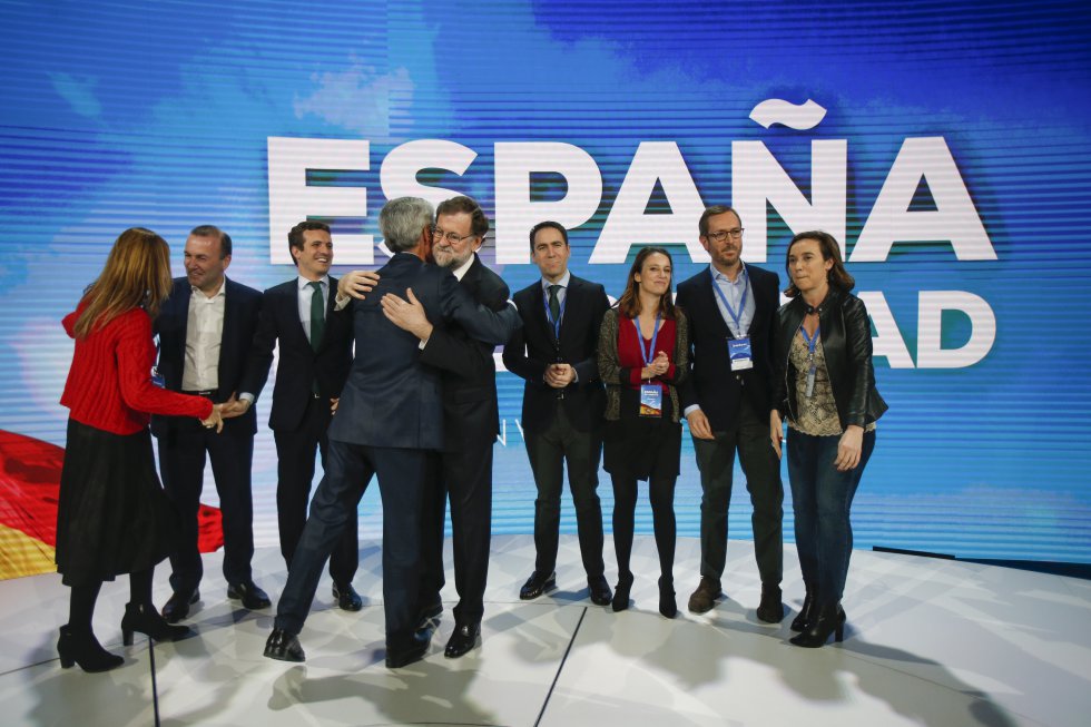 Mariano Rajoy abraza a Adolfo SuÃ¡rez Illana en presencia de altos cargos del PP al inicio de la convenciÃ³n nacional de la formaciÃ³n.
