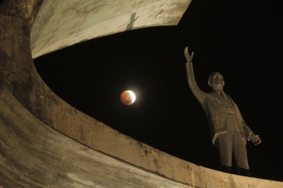 Eclipse lunar visto do 'JK Memorial' em Brasília (Brasil).