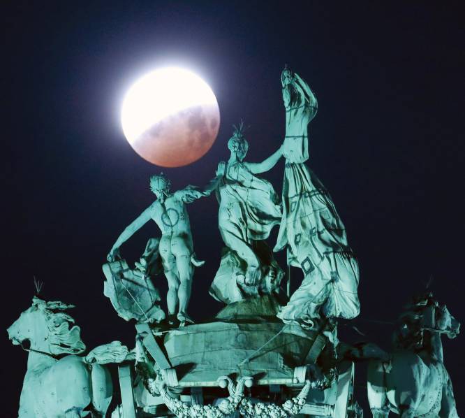 Eclipse lunar no Parque do Jubileu em Bruxelas (Bélgica).