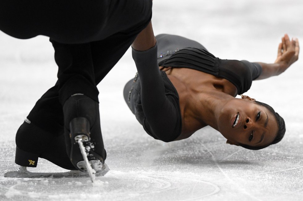 Los patinadores franceses Vanessa James y Morgan Cipres, durante su actuación en el Campeonato Europeo de Patinaje Artístico de ISU, en Minsk, el 24 de enero de 2019.