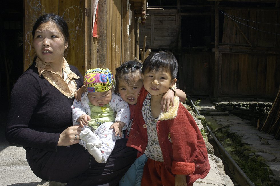 Desde un inicio, los miembros de las 55 minorías étnicas de China estaban exentos de la política de natalidad y podían tener tantos hijos como quisieran. Como esta mujer de la etnia Yao que tiene tres.