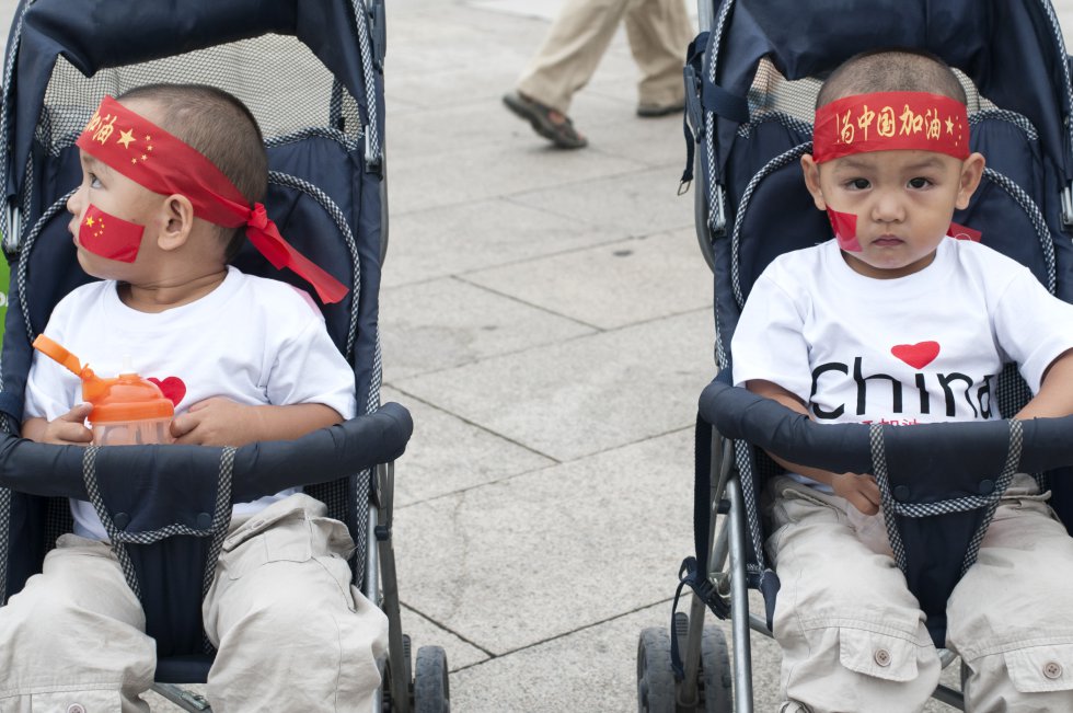 En las zonas urbanas, la única forma de tener dos hijos era tener gemelos, como los de esta foto tomada en Pekín.