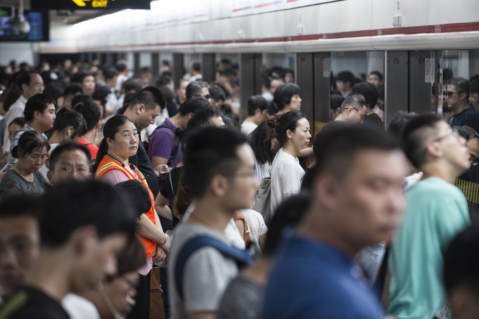 Aunque China conjura imágenes de muchedumbres como estas del metro de Shanghái, lo cierto es que, según Liang, a partir de 2040 podría comenzar a perder en torno a 10 millones de habitantes cada año. Y ahí puede estar el fin de su milagro económico.