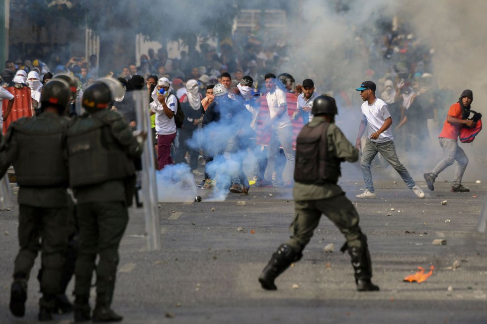 La Guardia Nacional Bolivariana (GNB) dispara bombas de gas lacrimÃ³geno a los manifestantes durante las protestas de este miÃ©rcoles, en Caracas, luego de que Juan GuaidÃ³ se declarara presidente interino de Venezuela.