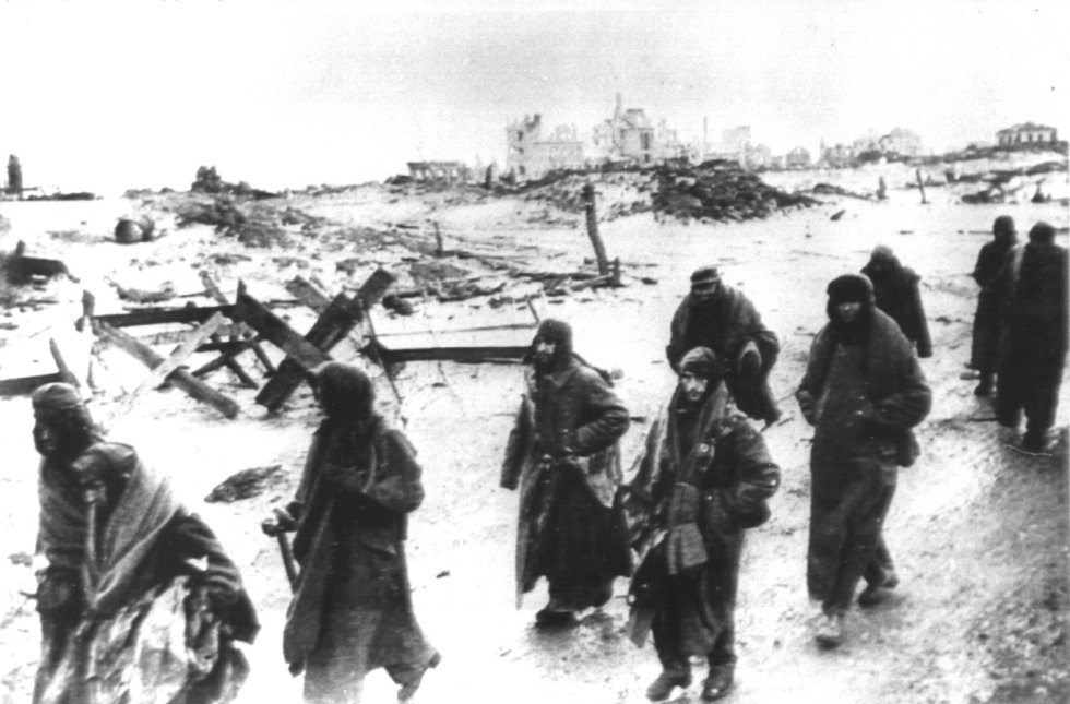 В январе 1944 года немцы начали медленное отступление от ворот Ленинграда. «Мы принесли водку. Мы пели, плакали и смеялись. Но это было печально, потери были слишком велики», - написала учительница о Дне Победы. На снимке капитуляция немецких войск в Ленинграде 31 января 1943 года.