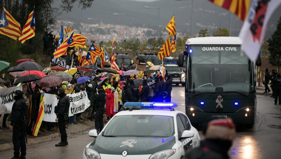 A las 9.29, la Guardia Civil ha iniciado el traslado de los dirigentes soberanistas hacia Madrid. Desde la madrugada del viernes, decenas de personas convocadas por la ANC han llevado a cabo una serie de “movilizaciones de acompañamiento". En la foto, una multitud independentista presencia el paso del autobús en el que Agentes del la Guardia Civil trasladan a los presos políticos a los centros penitenciarios de Soto del Real y Alcalá Meco, a la salida del centro penitenciario de Brians 2.