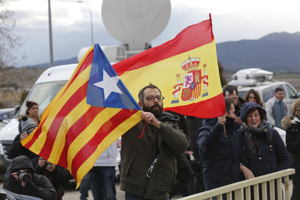 Banderas españolas e independentistas entre la multitud que esperaba la llegada de los presos a Soto del Real.