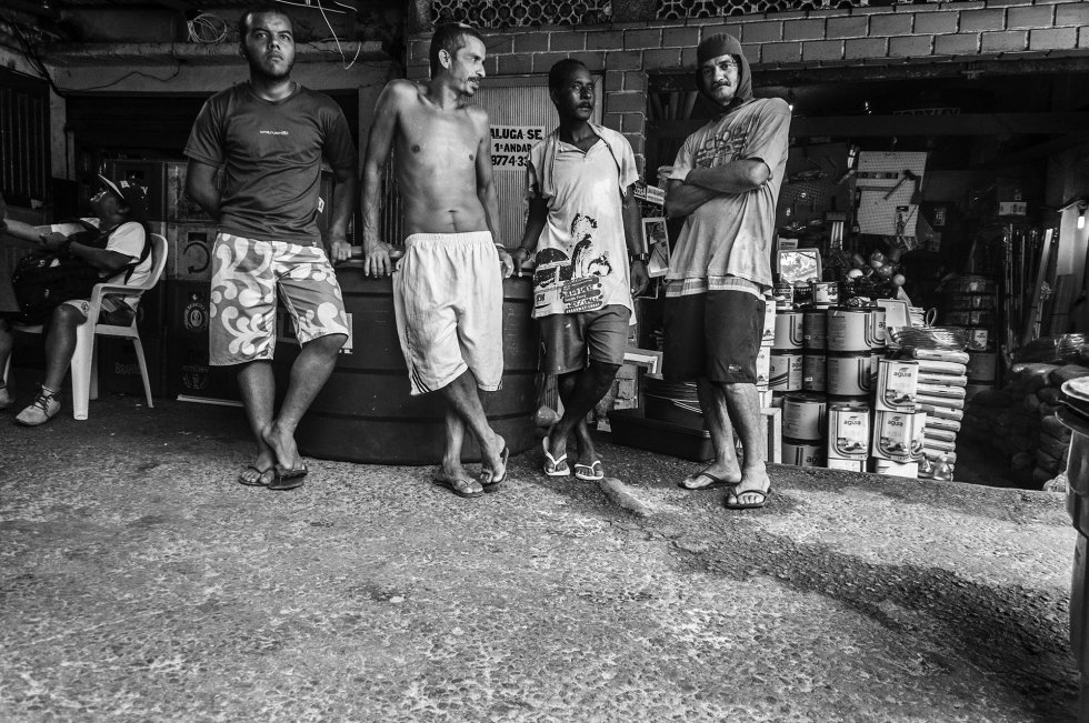 El desempleo en Brasil afecta al 12,5% de la población (6,2 millones de personas), y RÃo de Janeiro es una de las regiones con más paro. Los más afectados son los jóvenes de 14 a 26 años. La carencia de centros de educación secundaria y el elevado coste del alquiler de viviendas en otros barrios de la ciudad dan como resultado la dificultad que tienen los jóvenes para formarse y abandonar la favela.