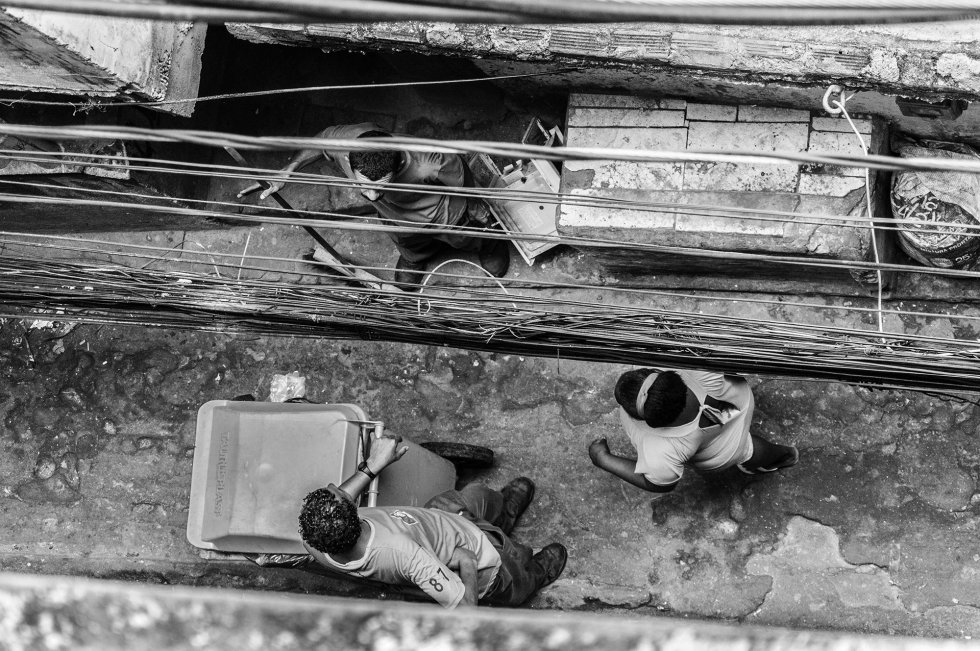 La favela Rocinha, a pesar del caos de caminos estrechos que conectan todo su interior, es una de las pocas favelas que busca en el turismo una alternativa para su desarrollo ofreciendo visitas guiadas. En los últimos años se están multiplicando los espacios de venta de comida rápida, galerÃas de arte local, cibercafé y otros comercios que intentan modificar poco a poco el paisaje urbano de la favela. De esta manera, se abren nuevas oportunidades de empleo antes inexistentes.