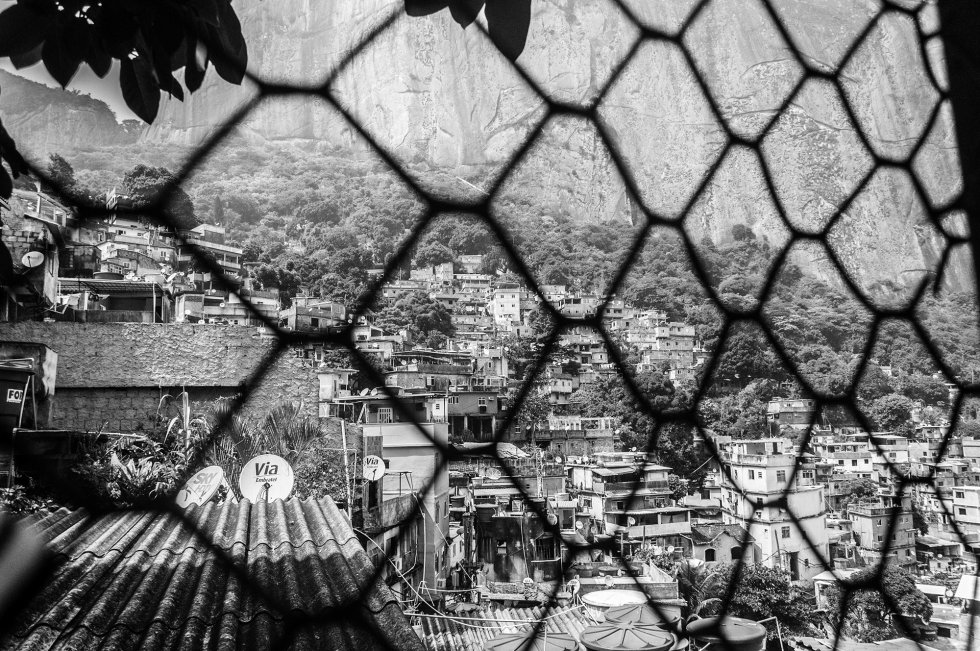 Dentro de la favela la seguridad está en manos de los diferentes grupos de narcotraficantes que se dividen el control de los barrios, y la policÃa solo hace acto de presencia en la entrada y salida de la favela, (salvo en los operativos especiales cuando intervienen por algún motivo).