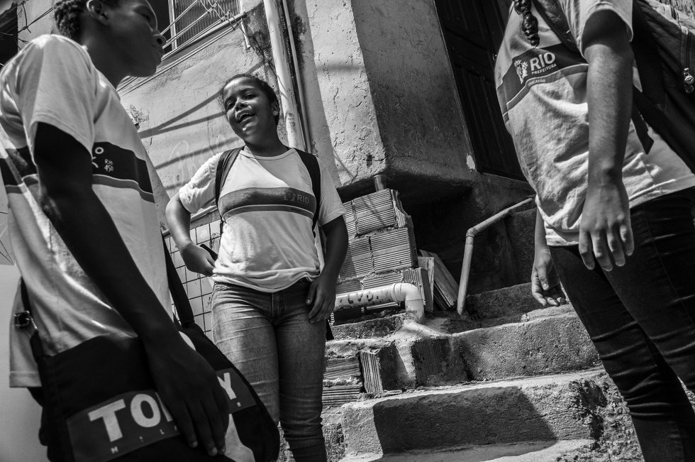 Con más de 18.000 habitantes menores de 14 años, la favela Rocinha cuenta con 16 guarderÃas, siete escuelas de educación preescolar y tres centros de educación primaria. Para realizar los cursos de educación secundaria han de salir de la favela hacia otros barrios donde ofrecen los cursos superiores.