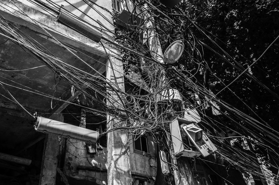 El estado de las infraestructuras dentro de la favela es bastante precario, y la mayorÃa de la población tiene acceso a electricidad sin pagar, generando un decorado singular que se extiende por cada callejón.