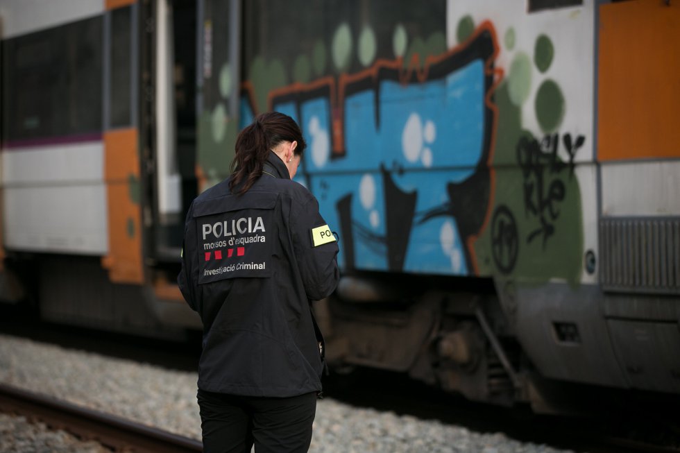 El accidente se produjo por un choque frontal entre un tren de media distancia de la línea R12 —que prestaba servicio entre L'Hospitalet de Llobregat y Lleida—y uno de Cercanías de la línea R4 —que circulaba entre Terrassa y Manresa—. En la imagen, una agente de los Mossos d'Esquadra trabaja en la zona del accidente, el 9 de febrero de 2019.